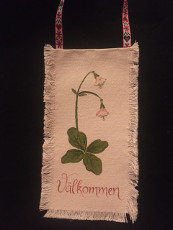 Scandinavian V&auml;lkommen Cloth Hanger
